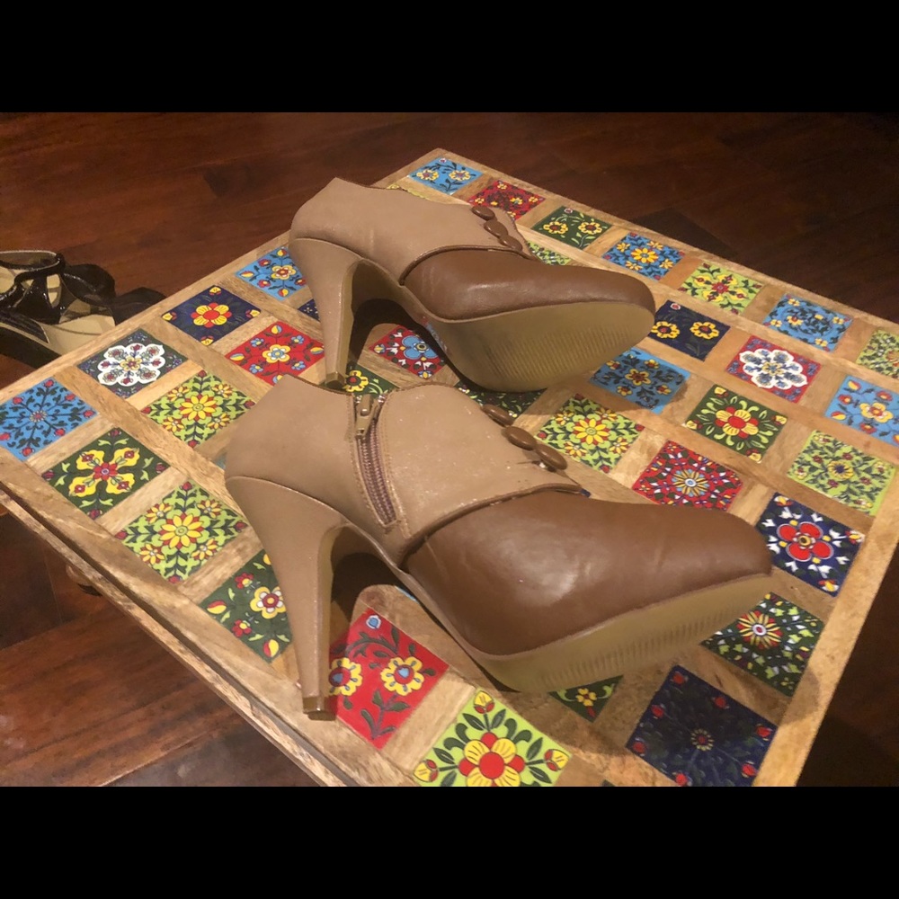 Box Button Bootie - Picture 3 of 3